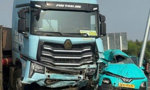 Đắk Lắk: Xe đầu kéo va chạm với xe taxi khiến hai người thương vong