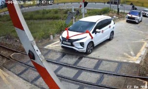 Quảng Ngãi xử phạt tài xế ô tô trong đoàn xe đám cưới vượt rào chắn đường ngang