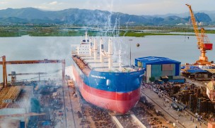 Công ty Đóng tàu Hạ Long hạ thủy thành công tàu hàng 45.000 tấn VB45-02