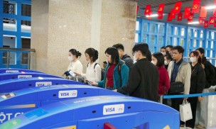 Hà Nội: Phát hành miễn phí thẻ xe buýt điện tử cho người được hưởng chính sách miễn phí