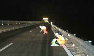 Mảnh sắt rơi vãi trên cao tốc Quy Nhơn - Chí Thạnh, nhiều phương tiện thủng lốp
