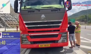 Rơi vãi phế liệu trên cao tốc qua miền Trung, hơn 100 phương tiện bị thủng lốp