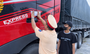 Xử phạt thanh niên 18 tuổi không bằng lái, điều khiển xe đầu kéo chạy quá tốc độ ở Đắk Lắk