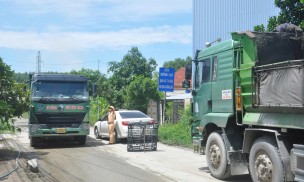 Quảng Ngãi: Xe ben chở đá rầm rập gây mất ATGT khu vực đường ngang qua đường sắt