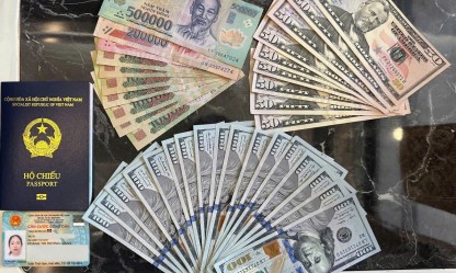 Tổ tàu khách SE20 trao trả hơn 2.000 USD cho khách bỏ quên