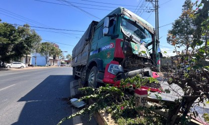 Tai nạn giao thông liên hoàn ở Đắk Lắk khiến một người bị thương, nhiều phương tiện hư hỏng nặng