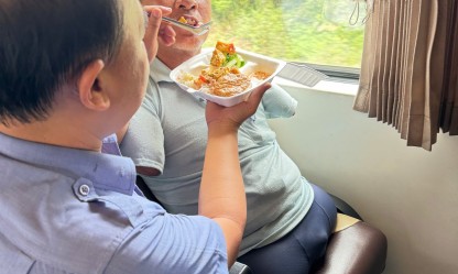 Tổ tàu SE3 tận tình chăm sóc hành khách đặc biệt suốt hành trình