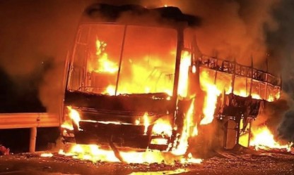 Xe khách chở 34 người bốc cháy dữ dội trên Quốc lộ 1