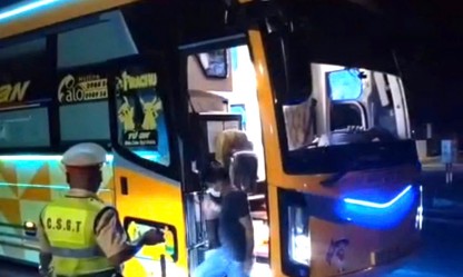 Quảng Ngãi: Xe khách 25 chỗ chở 61 người vượt đèo Vi-ô-lắc trong đêm