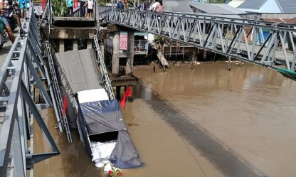 Xe tải chở gạo làm sập cầu 30 Tháng 4 ở Cần Thơ