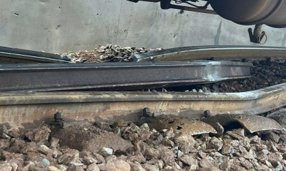 Tàu hàng AH1 trật bánh tại khu gian Hải Vân – Hải Vân Nam, đường sắt Thống nhất gián đoạn 