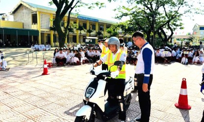 Trang bị kiến thức pháp luật và kỹ năng tham gia giao thông an toàn cho học sinh tỉnh Quảng Ngãi