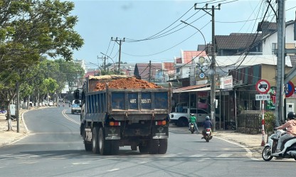 Xe chở đất không phủ bạt ngang nhiên lưu thông vào đường cấm ở Đà Lạt