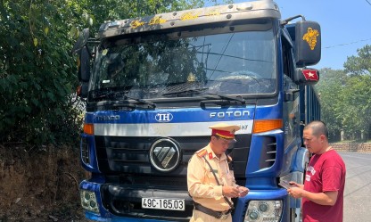 Xử phạt tài xế điều khiển xe chở đất không phủ bạt vào đường cấm ở Đà Lạt