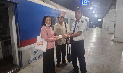 Tổ tàu SE21 trả lại gần 30 triệu đồng cho hành khách bỏ quên