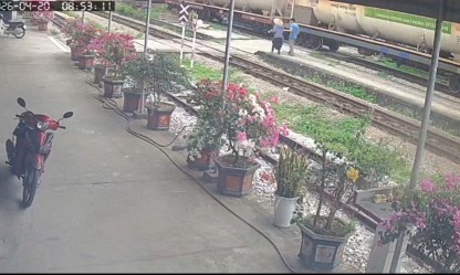 Công nhân đường sắt cứu cụ bà thoát nạn trong gang tấc
