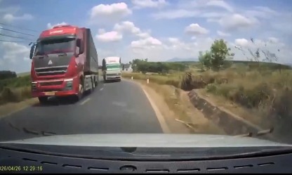 Đắk Lắk: Xử phạt tài xế xe tải vượt ẩu trên đường Đông Trường Sơn