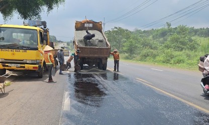 Vá sửa mặt đường, đảm bảo giao thông tuyến đường Hồ Chí Minh qua Đắk Lắk, Lâm Đồng