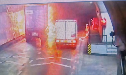 Kịp thời khống chế vụ cháy xe container trong hầm Hải Vân 2