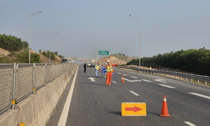 Phân luồng giao thông trên cao tốc Vũng Áng - Bùng để lắp đặt hệ thống ITS
