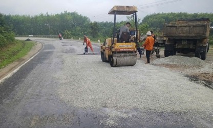 Khẩn trương vá sửa mặt đường Hồ Chí Minh qua tỉnh Quảng Ngãi trước mùa mưa bão 