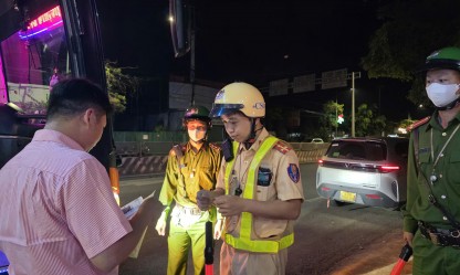 Lâm Đồng: 250 hộ kinh doanh dọc đường Hồ Chí Minh ký cam kết đảm bảo an toàn giao thông