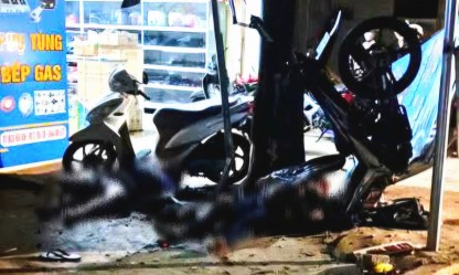 Xe máy mất lái lao vào gốc cây ở Đắk Lắk khiến hai người thương vong