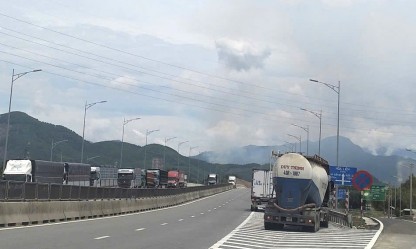 Ô tô dừng, đỗ trái phép trên cao tốc Hòa Liên - Túy Loan: Nguy cơ tai nạn hiện hữu cần xử lý nghiêm
