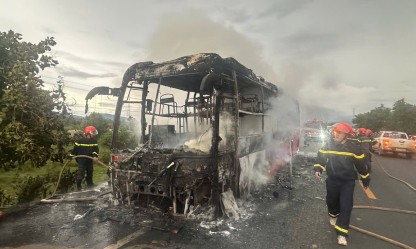 Đắk Lắk: Xe khách bốc cháy trên đường Hồ Chí Minh, 11 hành khách thoát nạn an toàn