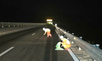 Mảnh sắt rơi vãi trên cao tốc Quy Nhơn - Chí Thạnh, nhiều phương tiện thủng lốp
