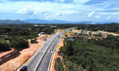 Ngày 11/8, phân luồng cao tốc Hoài Nhơn - Quy Nhơn phục vụ lắp dựng trụ biển báo trạm dừng nghỉ