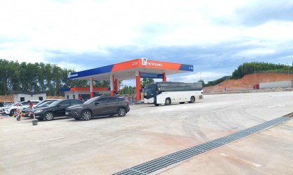 Trạm dừng nghỉ Km77 cao tốc Quảng Ngãi - Hoài Nhơn khai thác tạm, gấp rút hoàn thiện cây xăng