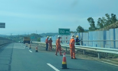 Mưa lớn cuốn đất đá tràn xuống mặt đường cao tốc Chí Thạnh - Vân Phong