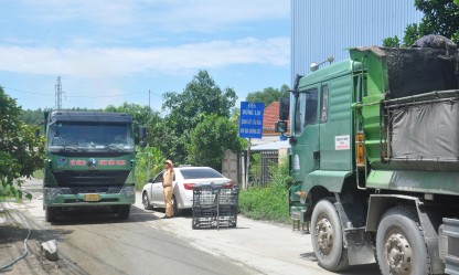 Quảng Ngãi: Xe ben chở đá rầm rập gây mất ATGT khu vực đường ngang qua đường sắt