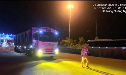 Video: Cận cảnh lực lượng chức năng phát hiện 2 xe đầu kéo chở quá tải hơn 60% trên cao tốc Đà Nẵng – Quảng Ngãi