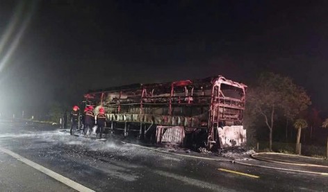 Xe khách giường nằm cháy dữ dội sau tiếng nổ lốp ở Đắk Lắk