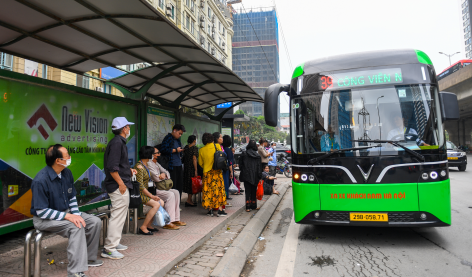 Tổng Công ty Vận tải Hà Nội đưa vào khai thác 56 xe buýt điện cỡ trung bình