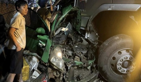 Lâm Đồng: Taxi tông trực diện với xe tải khiến ba người thương vong