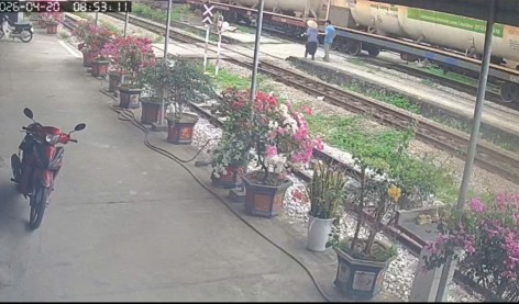 Công nhân đường sắt cứu cụ bà thoát nạn trong gang tấc