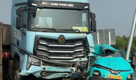 Đắk Lắk: Xe đầu kéo va chạm với xe taxi khiến hai người thương vong