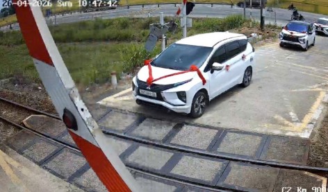 Quảng Ngãi xử phạt tài xế ô tô trong đoàn xe đám cưới vượt rào chắn đường ngang