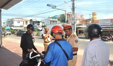 CSGT Gia Lai, Quảng Ngãi đồng loạt ra quân xử lý vi phạm tại đường ngang đường sắt theo Nghị định 81