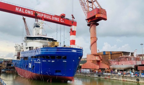 Hạ thủy tàu điện gió ngoài khơi