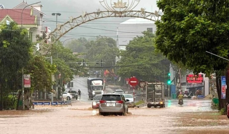 Mưa lớn gây ngập sâu, sạt lở nhiều tuyến đường tại Nghệ An