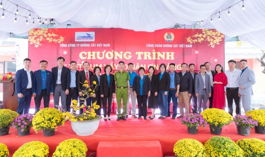 Ấm áp chương trình Tết sớm dành cho người lao động đường sắt khu vực đèo Hải Vân