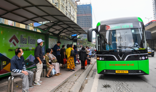 Tổng Công ty Vận tải Hà Nội đưa vào khai thác 56 xe buýt điện cỡ trung bình