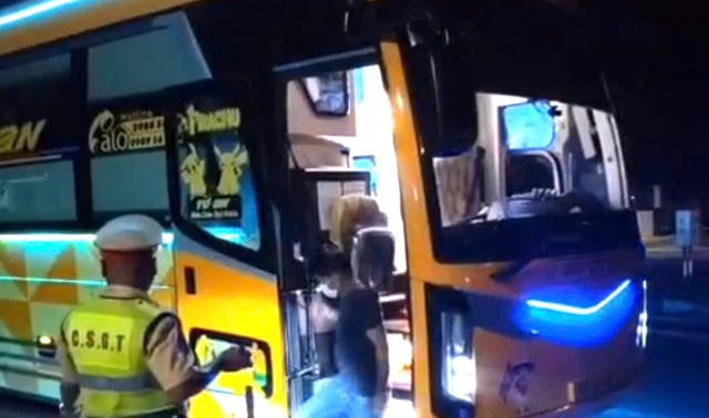 Quảng Ngãi: Xe khách 25 chỗ chở 61 người vượt đèo Vi-ô-lắc trong đêm