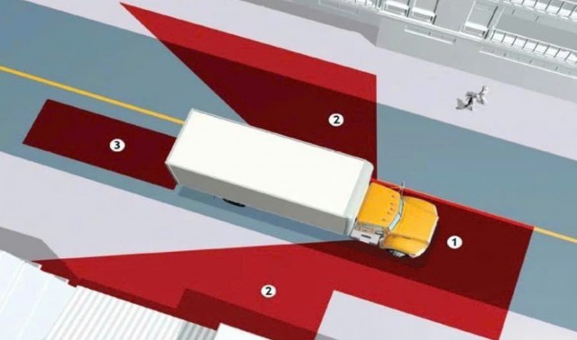 CSGT Đắk Lắk khuyến cáo về “điểm mù” sau vụ người phụ nữ tử vong dưới gầm container