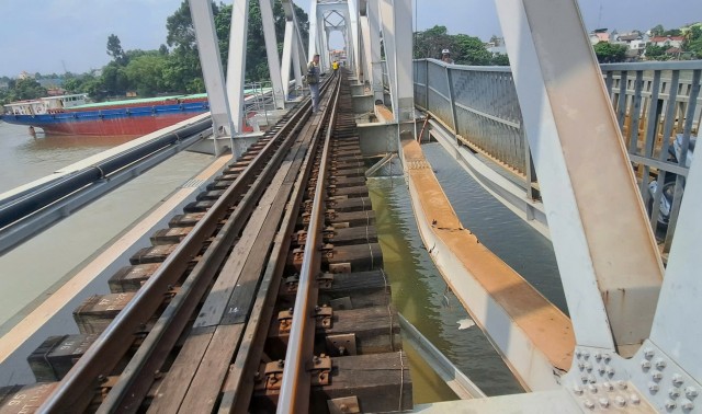 Tạm dừng một số đoàn tàu do sự cố sà lan va chạm cầu Ghềnh