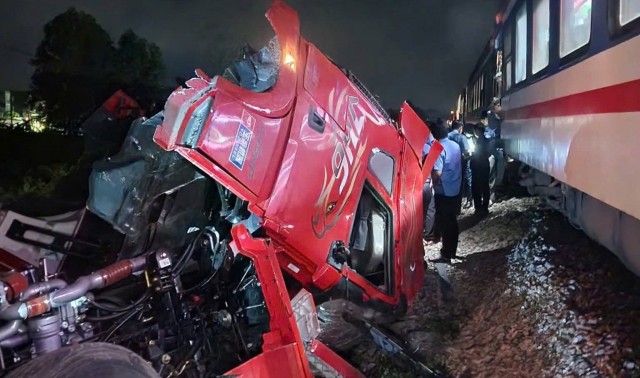 Vụ tàu SE8 tông xe đầu kéo ở Quảng Ngãi: Cảnh báo về chấp hành an toàn giao thông đường sắt